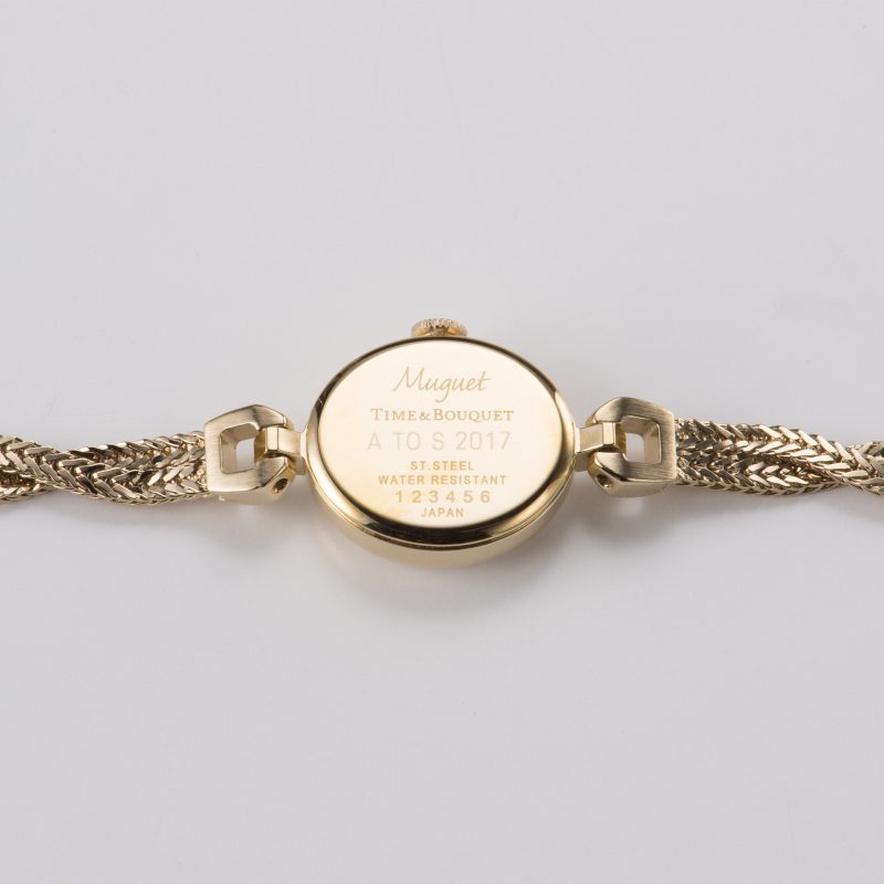 名入れ可能な裏蓋 - Muguet（ミュゲ）: すずらんをモチーフにしたブレスレット型腕時計