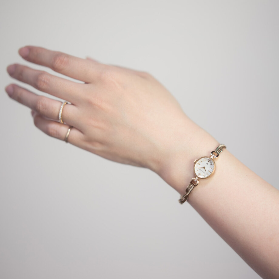 モデル着用イメージ - Muguet（ミュゲ）: すずらんをモチーフにしたブレスレット型腕時計
