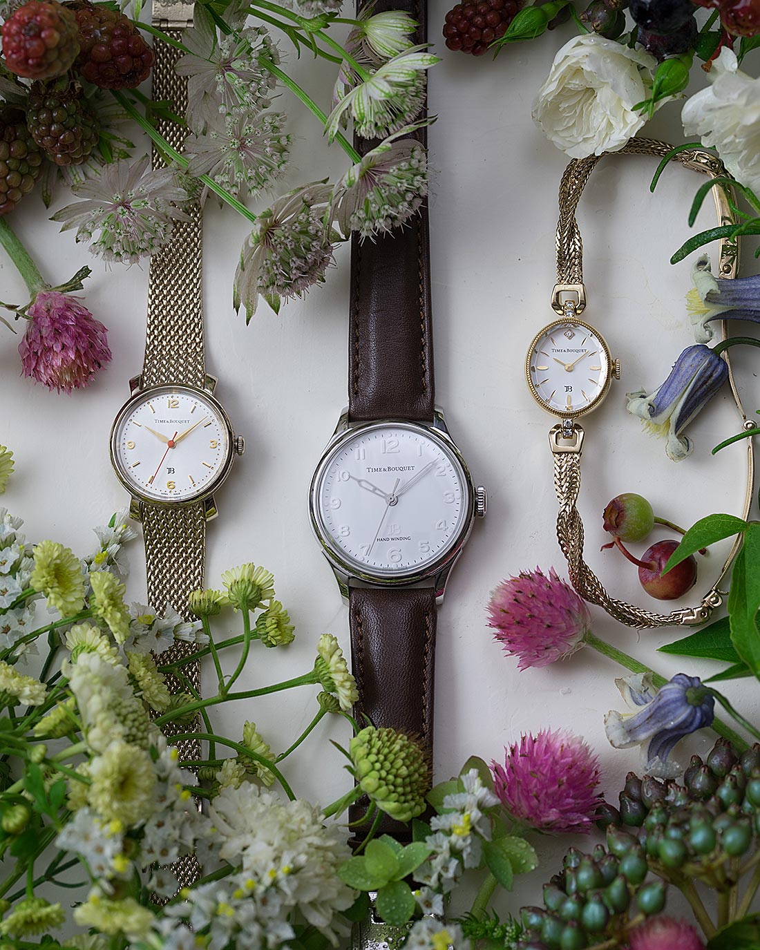 色取り取りの花に囲まれた3種類の腕時計-4