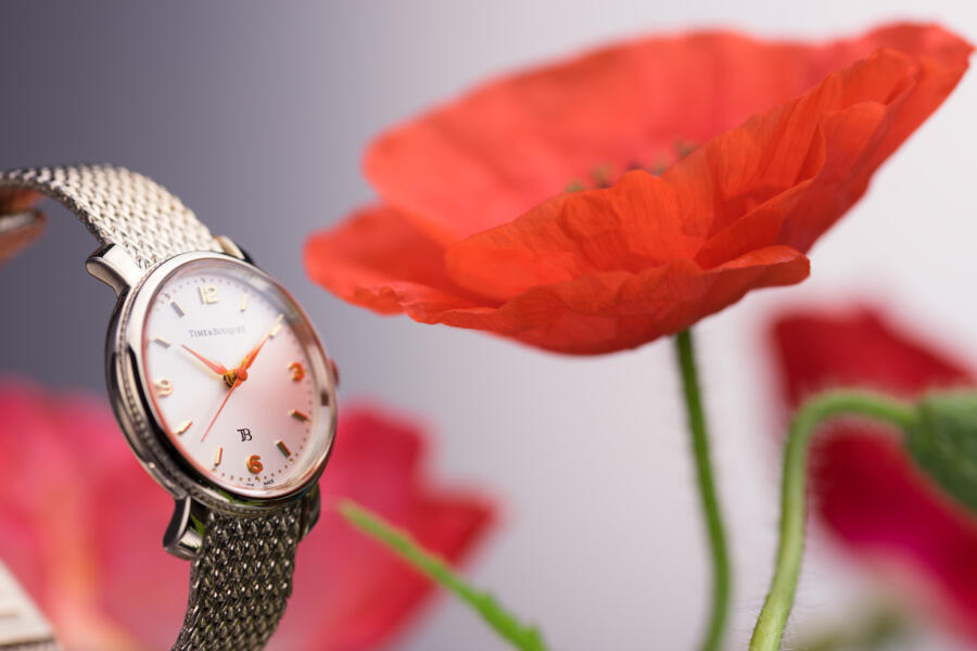 coquelicot surrounded with red poppy